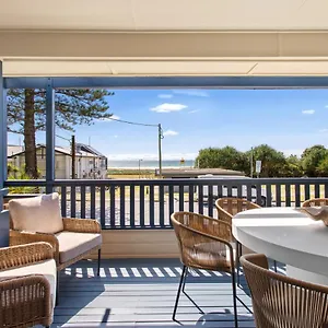 bilinga-beachfront-house.hotelsbyronbayaustralia.com/