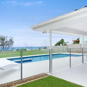 sentosa-on-tugun-beachfront-5-bedroom.hotelsbyronbayaustralia.com/